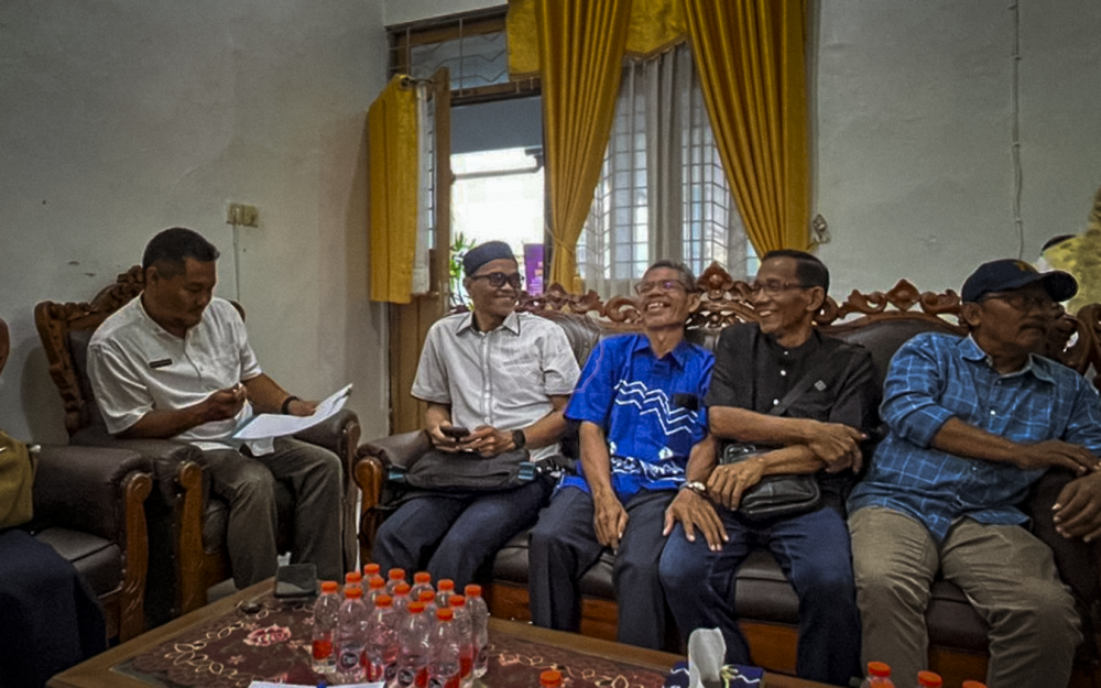 Camat Banjarbaru Selatan memimpin Rapat Persiapan Pelaksanaan Penggunaan Dana Alokas Umum, di ruang kerjanya. (KIMKEMUNING/HF-Dokumen Pribadi)